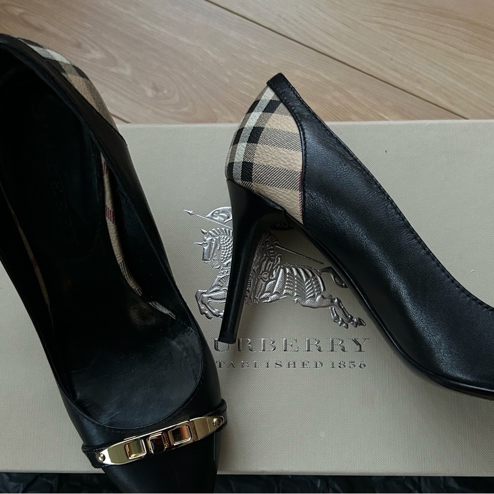 Burberry Black Leather Pumps with Beige Plaid Heel Accent